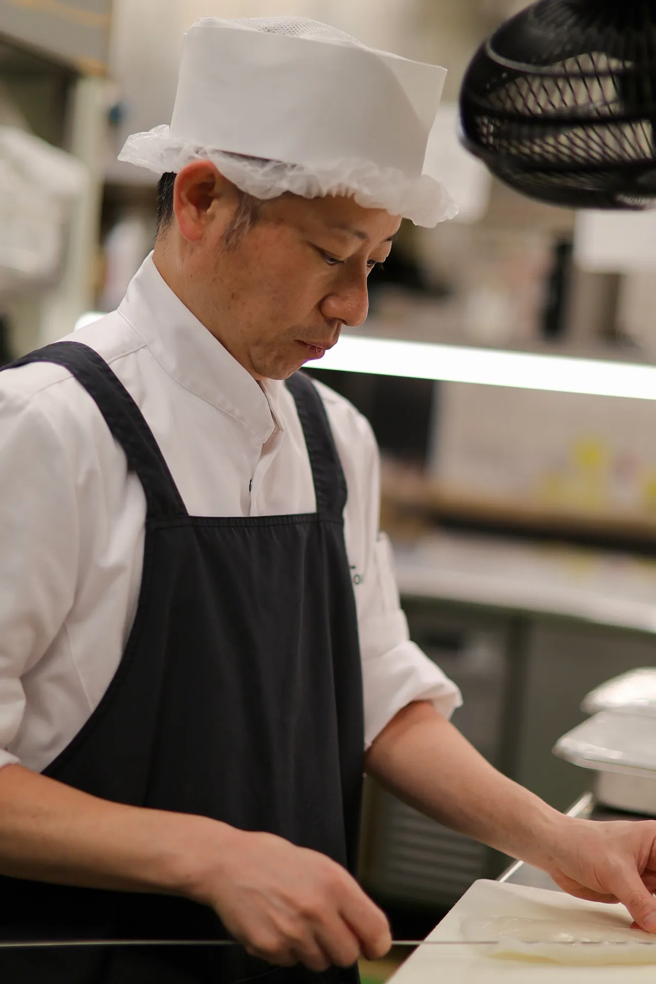 包丁仕事に向き合う調理師