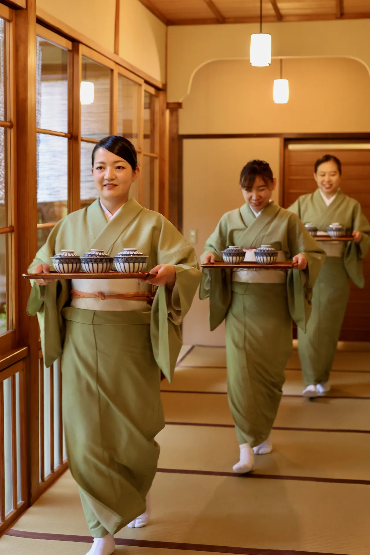 座敷で配膳を行う清和荘の仲居